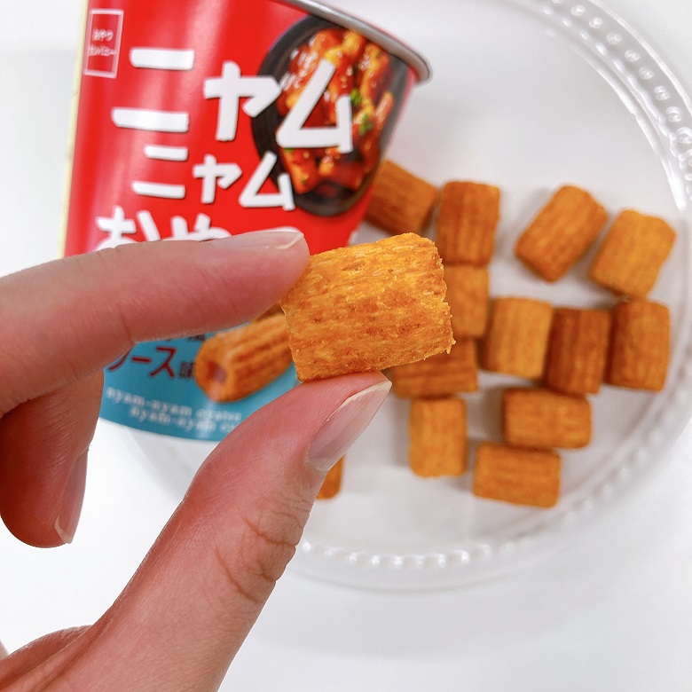コンビニお菓子 ニャムニャムおやつトッポギ風甘辛ソース味食べてみた お菓子と わたし