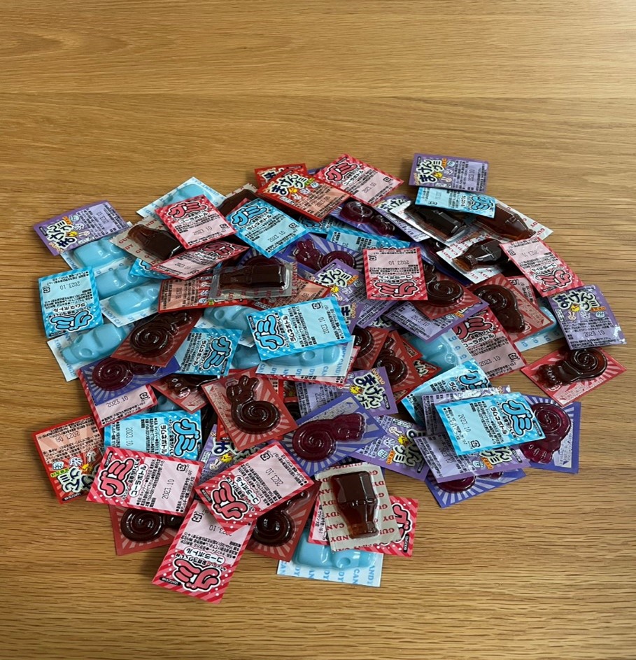 当たり付き駄菓子を100個買ったら何円当たるのか!!｜お菓子と、わたし