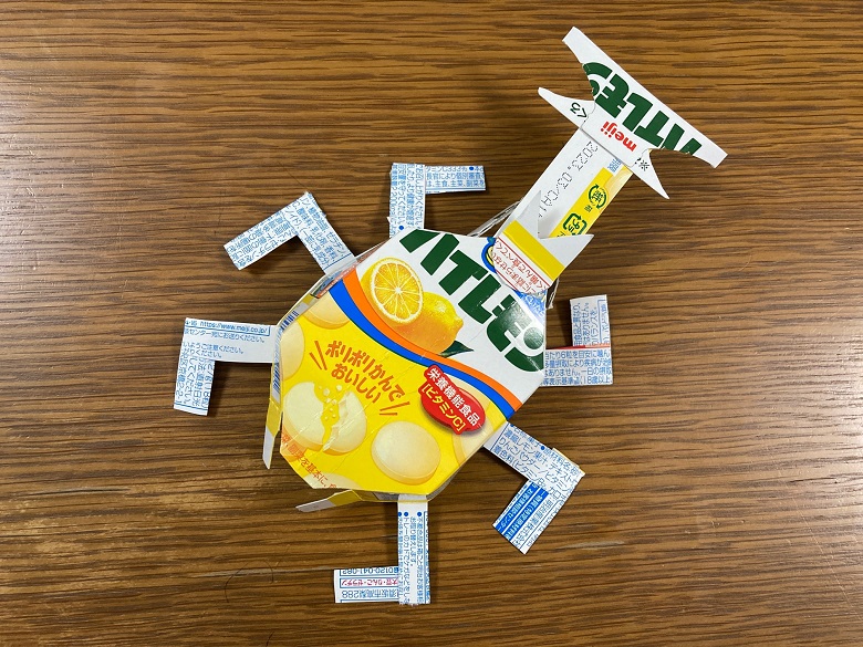 お菓子の空き箱で工作 明治ハイレモン空き箱でカブトムシを作ってみた お菓子と わたし