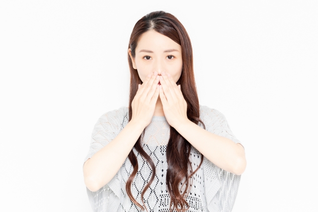 口元を押さえる女性