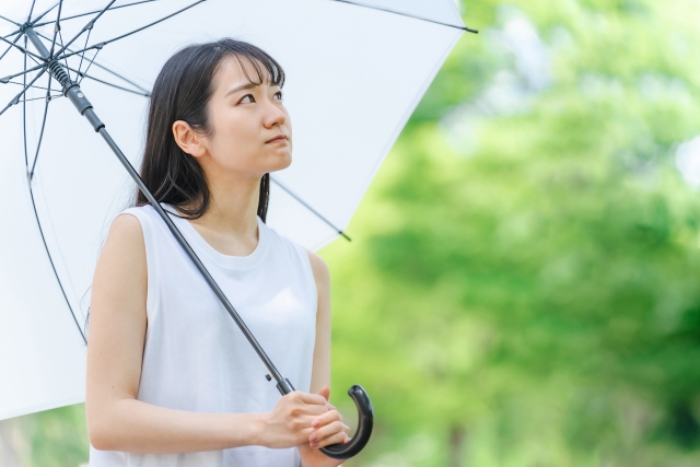 梅雨に傘を持った女性