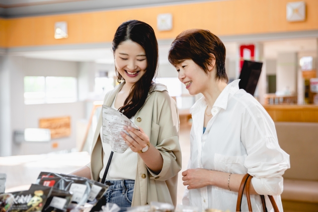 お土産を手に取る女性