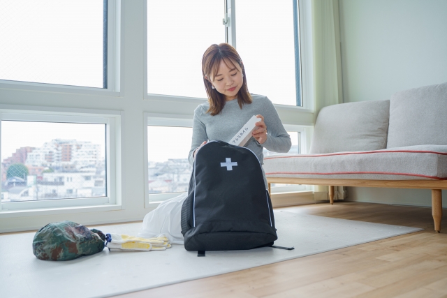 防災リュックを用意する女性