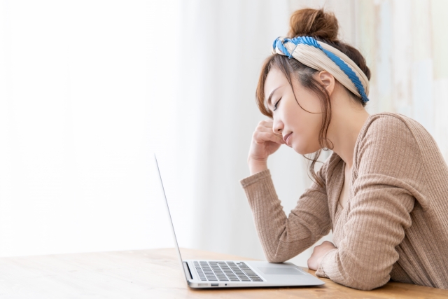 眠そうな女性