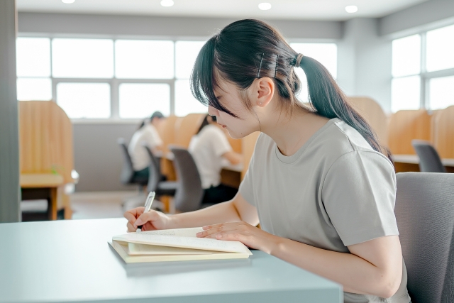 自習室で勉強する女性