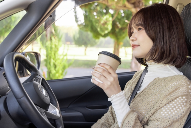 運転中に休憩する女性