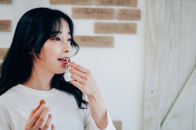 クッキーを食べる若い女性