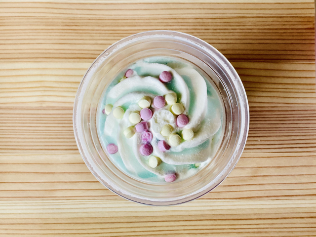 トッピングをのせたアイスクリーム