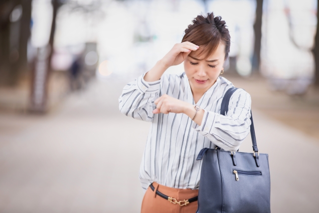 時間を気にする女性