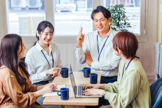 オフィスで会議中の男女