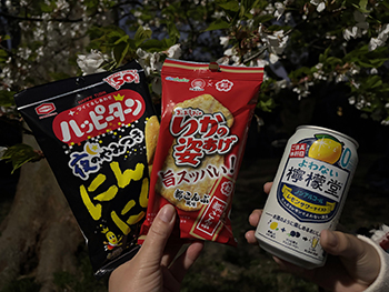 ハッピーターン 夜のやみつきにんにく味、いかの姿あげ 都こんぶ風味