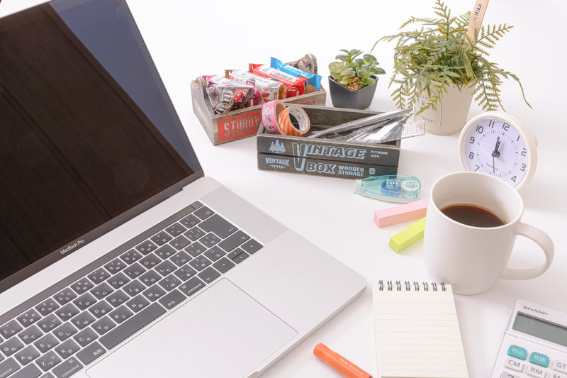 デスクワーク中の机に置かれたお菓子類