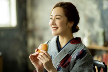 和菓子を持つ女性