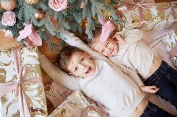 クリスマスツリーと子どもたち