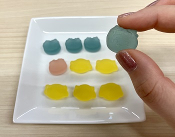 バンダイ　ちいかわキラキラダイカットステッカー付きグミを実食