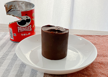 筒を剥がして現れた円柱状のチョコプリングルス