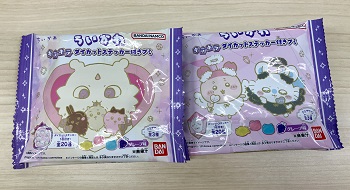 バンダイ　ちいかわキラキラダイカットステッカー付きグミのパッケージ