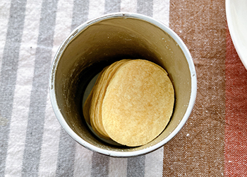 きれいに重なったチップスを再び筒に戻す様子