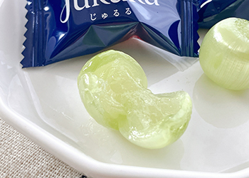 キャンディを割って中からジュレが溢れ出す様子