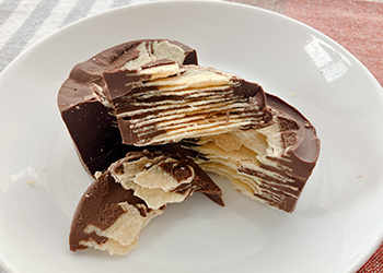 包丁でカットして綺麗な断面が見えるチョコプリングルス