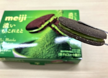 明治 濃いちょこれえと抹茶チョコサンドを実食