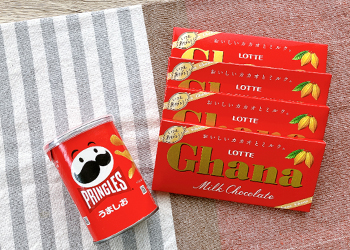 ミニサイズのプリングルズ1缶とガーナミルクチョコレート4枚