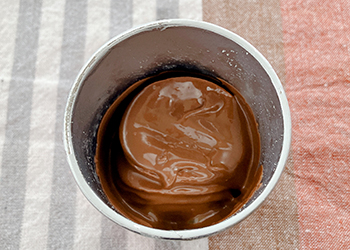 筒の底を叩いて中の空気を抜く作業