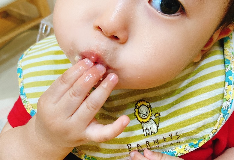 赤ちゃんせんべい10か月児実食④